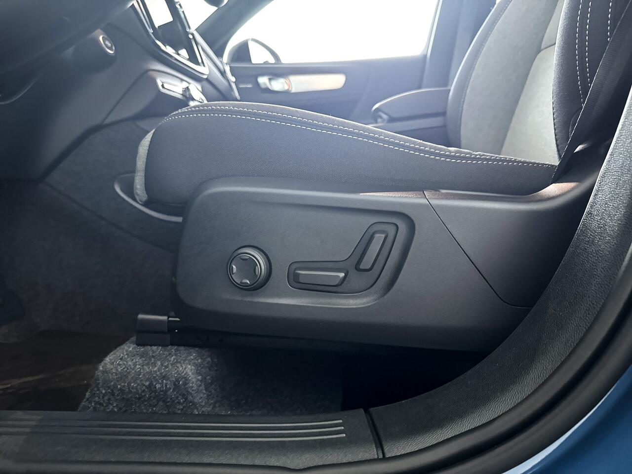 Volvo XC40 B4 Plus Dark | Parkeercamera | Stoel- en Stuurverwarming | Harman Kardon | Trekhaak