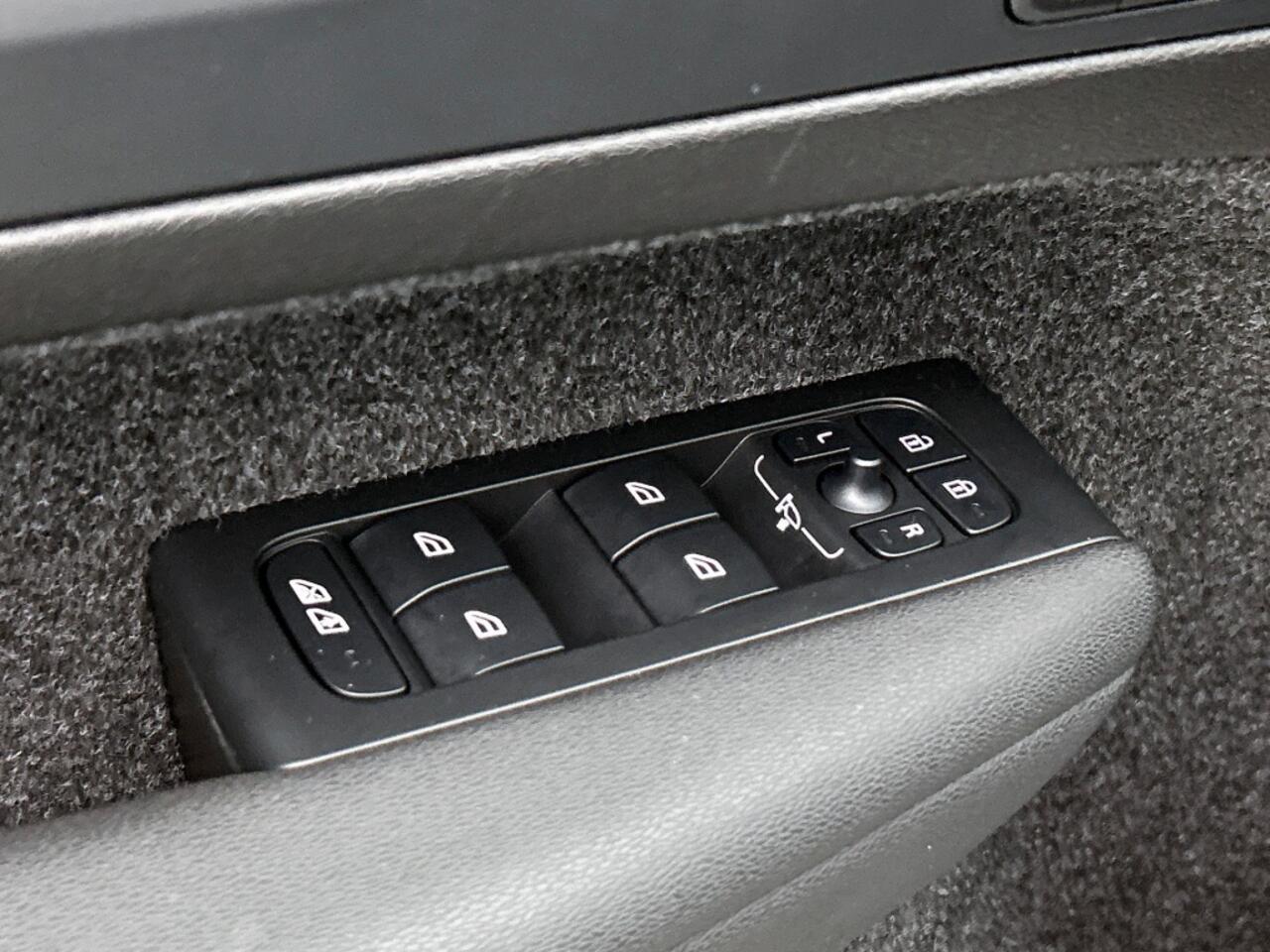 Volvo XC40 2.0 B4 Plus Dark | 19 inch | Trekhaak | Voorruit verwarming