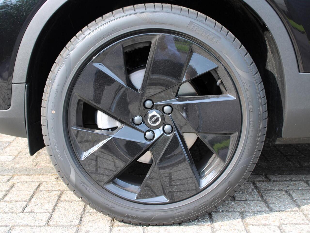 Volvo XC40 2.0 B4 Plus Black Edition Automaat / Panoramadak / Microtech Nubuck bekleding / Privacy Glass / Harman Kardon