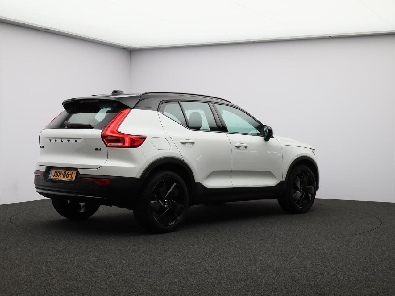Volvo XC40 B4 197PK Plus Black Edition / Nubuck Bekleding / 20" / Contrasterend Dak / Harman Kardon / Elekt. Verstelb. Stoelen / Verwarmbaar Stuurwiel + Voorstoelen / BLIS /Adaptive Cruise /