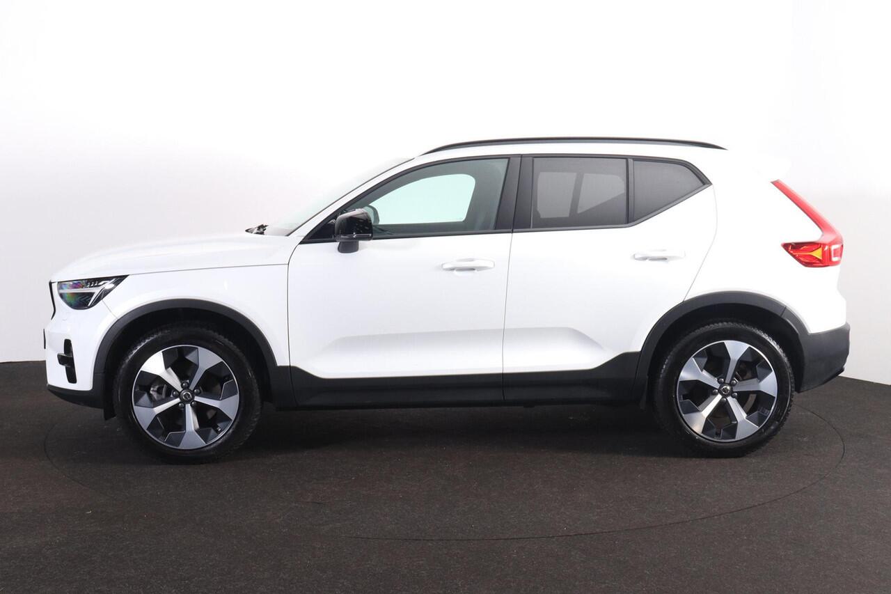 Volvo XC40 B3 Plus Dark - IntelliSafe Assist & Surround - Harman/Kardon audio - Parkeercamera achter - Parkeersensoren voor & achter - Elektr. bedienb. voorstoelen met geheugen links - Draadloze tel. lader - Extra getint glas - 19' LMV