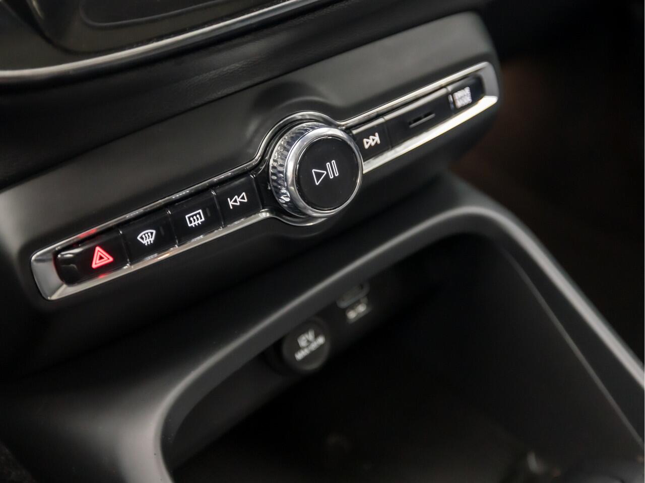 Volvo XC40 1.5 T5 Recharge Inscription 262Pk Automaat (PANORAMADAK, DEALER ONDERHOUDEN, KEYLESS ENTRY, APPLE CARPLAY, STUUR/STOEL VERWARMING, STANDKACHEL, SPORTSTOELEN, NIEUWSTAAT)