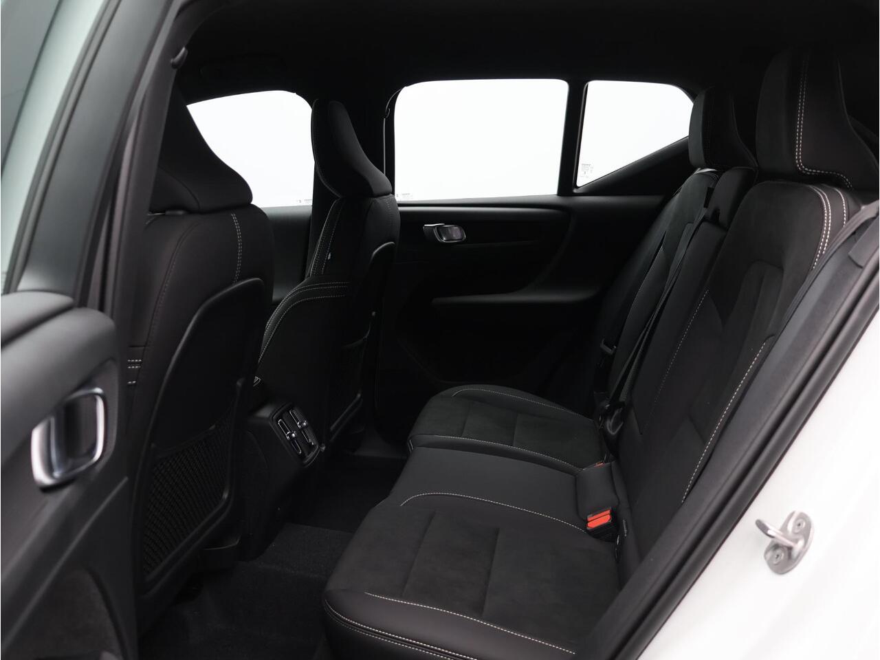 Volvo XC40 2.0 B4 Plus Black Edition / Nubuck Bekleding / Harman Kardon / Stoel+Stuurverwarming / Adaptive Cruise / Pilot Assist / BLIS / Keyless /