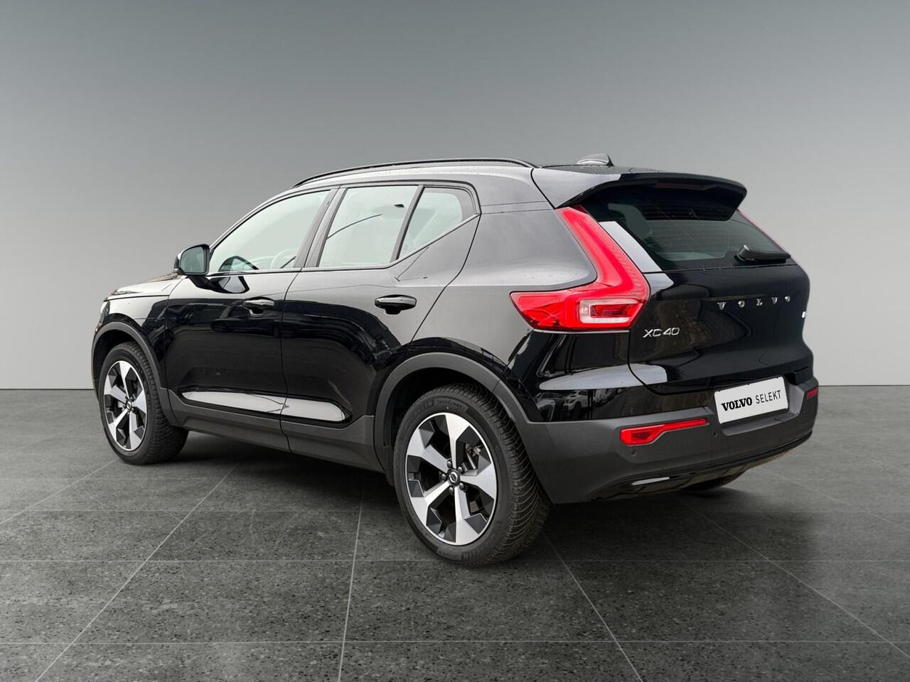 Volvo XC40 2.0 B4 Plus Dark | Keyless Entry | Stoelverwarming | Elektrische kofferklep | Adaptieve Cruise Control |