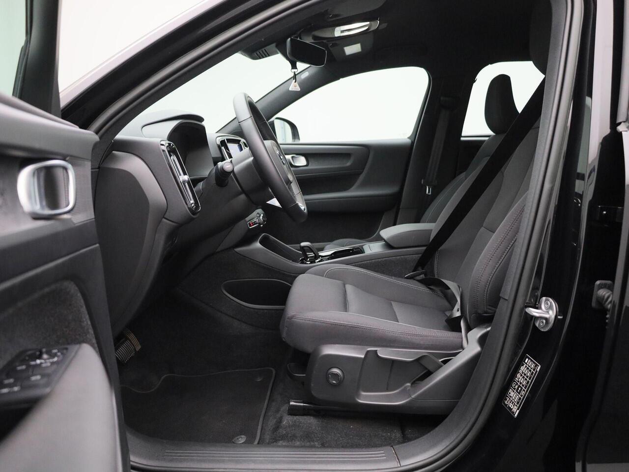 Volvo XC40 Recharge Core 232PK | Allseason-banden | Grootlicht-assistent | Achteruitrijcamera + parkeersensoren | Climate control | Apple CarPlay & Android Auto