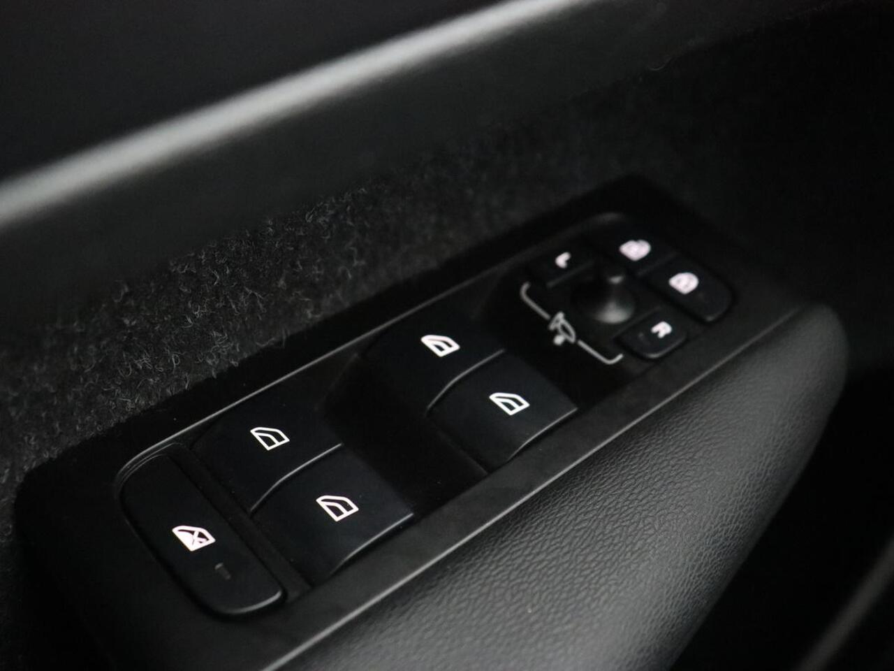 Volvo XC40 Recharge P8 AWD R Design | Stoel & stuurverwarming | Camera | Leder/Alcantara | Adaptive cruise | Keyless | Full LED | Navigatie | Harman/Kardon