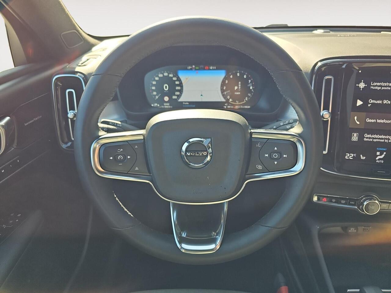 Volvo XC40 1.5 T4 Plug-in hybrid Plus Bright | Panormadak | Stoelverwarming | Elektrisch verstelbare voorstoelen | Harman/Kardon |