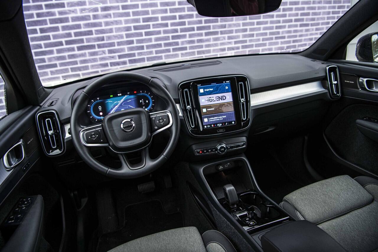 Volvo XC40 2.0 B4 Plus Dark | Trekhaak | Adaptive Cruise Control | Dode hoek detectie BLIS | Harman/Kardon audio | Elektrische stoelverstelling | Stoel- en stuurverwarming | Verwarmde Voorruit |