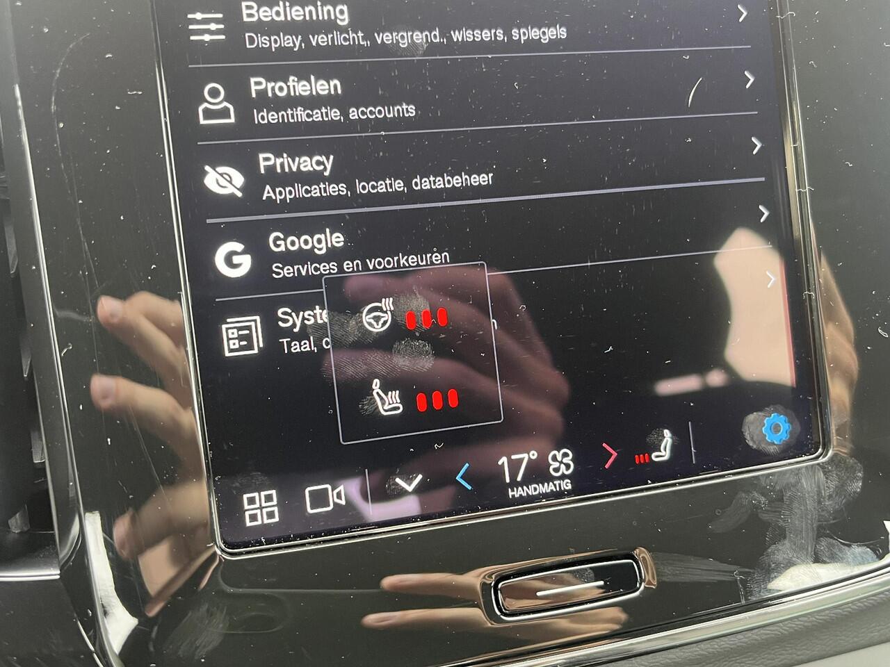 Volvo XC40 B4 Plus Dark Trekhaak | Pilot Assist | Camera | Stuurverwarming | BLIS | H&K Audio | Keyless