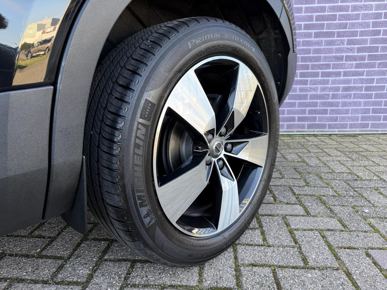 Volvo XC40 1.5 T3 Momentum Pro | Stoelverwarming | Keyless entry/start | 19"lm velgen | Parkeersensoren V+A | Parkeercamera | Metallic lak |