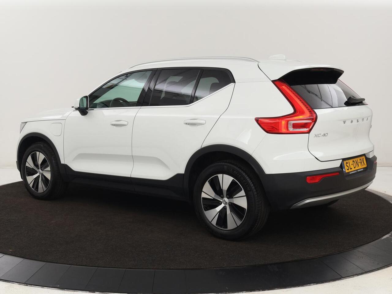 Volvo XC40 1.5 T4 Recharge Inscription | Stoel & stuurverwarming | Full LED | Carplay | Navigatie | DAB | Cruise control | Climate control | PHEV | Plug In