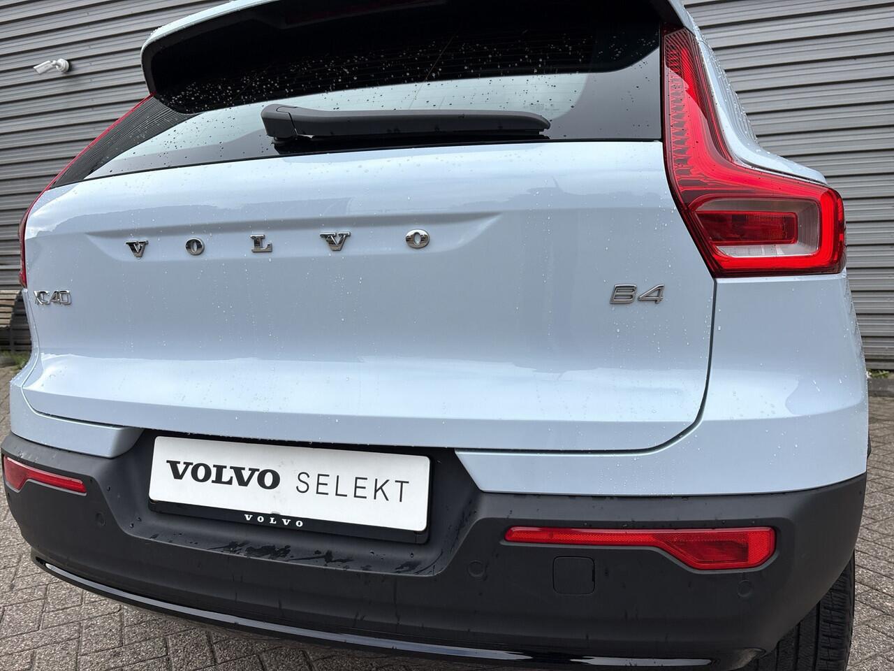 Volvo XC40 2.0 B4 Plus Dark / Verwarmbare voorruit / Audio Harman Kardon / Trekhaak /