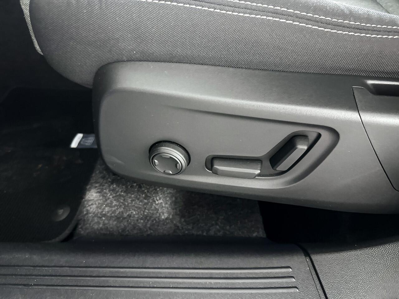 Volvo XC40 B4 Aut. Plus Dark | Stoel- en Stuurverwarming | Harman Kardon | Parkeercamera | Trekhaak