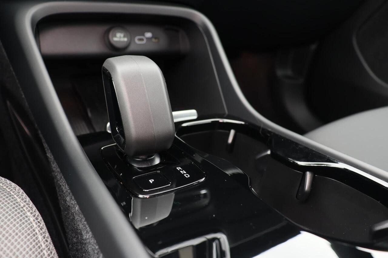 Volvo XC40 Single Motor Extended Range Plus 82 kWh - IntelliSafe Assist & Surround - Parkeercamera - Verwarmde voorstoelen & stuur - Parkeersensoren voor & achter - Draadloze tel. lader - Extra getint glas - 19' LMV met all season banden