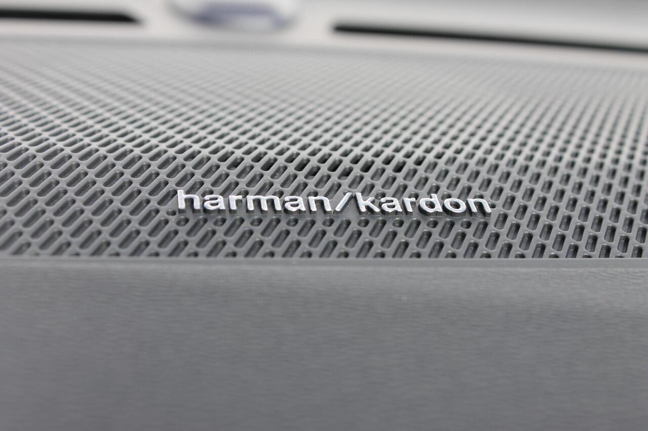 Volvo XC40 B4 211PK Automaat Plus Dark Google Infotainment / Semi elektrisch wegklapbare trekhaak / Verwarmbare voorruit / Harman Kardon Audio installatie / Elektrisch bedienbare voorstoelen