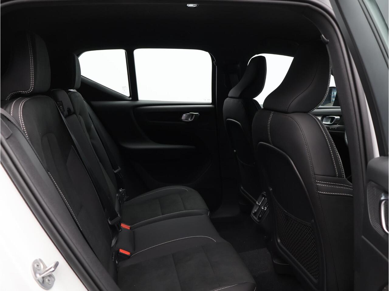 Volvo XC40 2.0 B4 Plus Black Edition / Nubuck Bekleding / Harman Kardon / Stoel+Stuurverwarming / Adaptive Cruise / Pilot Assist / BLIS / Keyless /