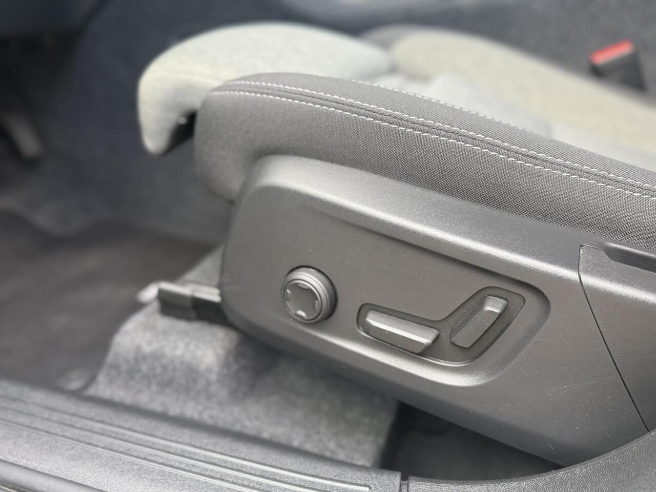 Volvo XC40 2.0 B4 Plus Dark | Trekhaak | Memory | Zitting verlengers | parkeersensoren vóór en achter | camera | Google auto | Full LED | verwarmde voorstoelen en stuurwiel | trekgewicht 2000KG! |