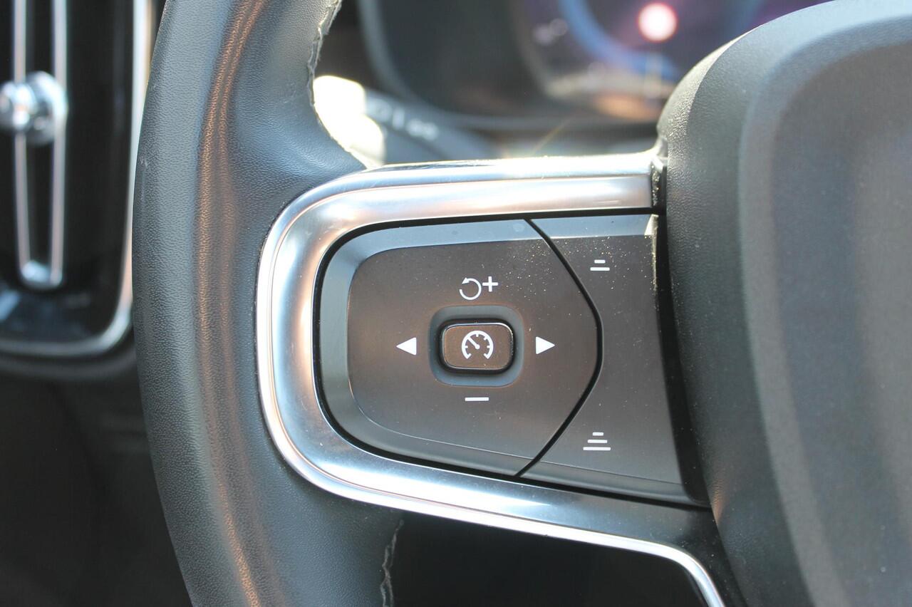 Volvo XC40 231PK Single Motor 70 kWh Core Nubuck bekleding / Google Navigatie / Warmte Pomp / Climate pack / Privacy Glass / Camera achter