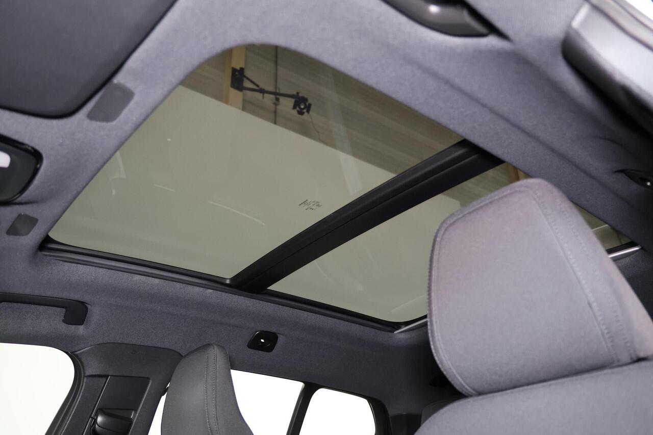 Volvo XC40 Extended Range Ultimate 82 kWh - Panorama/schuifdak - IntelliSafe Assist & Surround - 360º Camera - Harman/Kardon audio - Verwarmde voorstoelen, stuur & achterbank - Parkeersensoren voor & achter - Elektr. bedienb. voorstoelen met geheugen - Warmtepomp - 