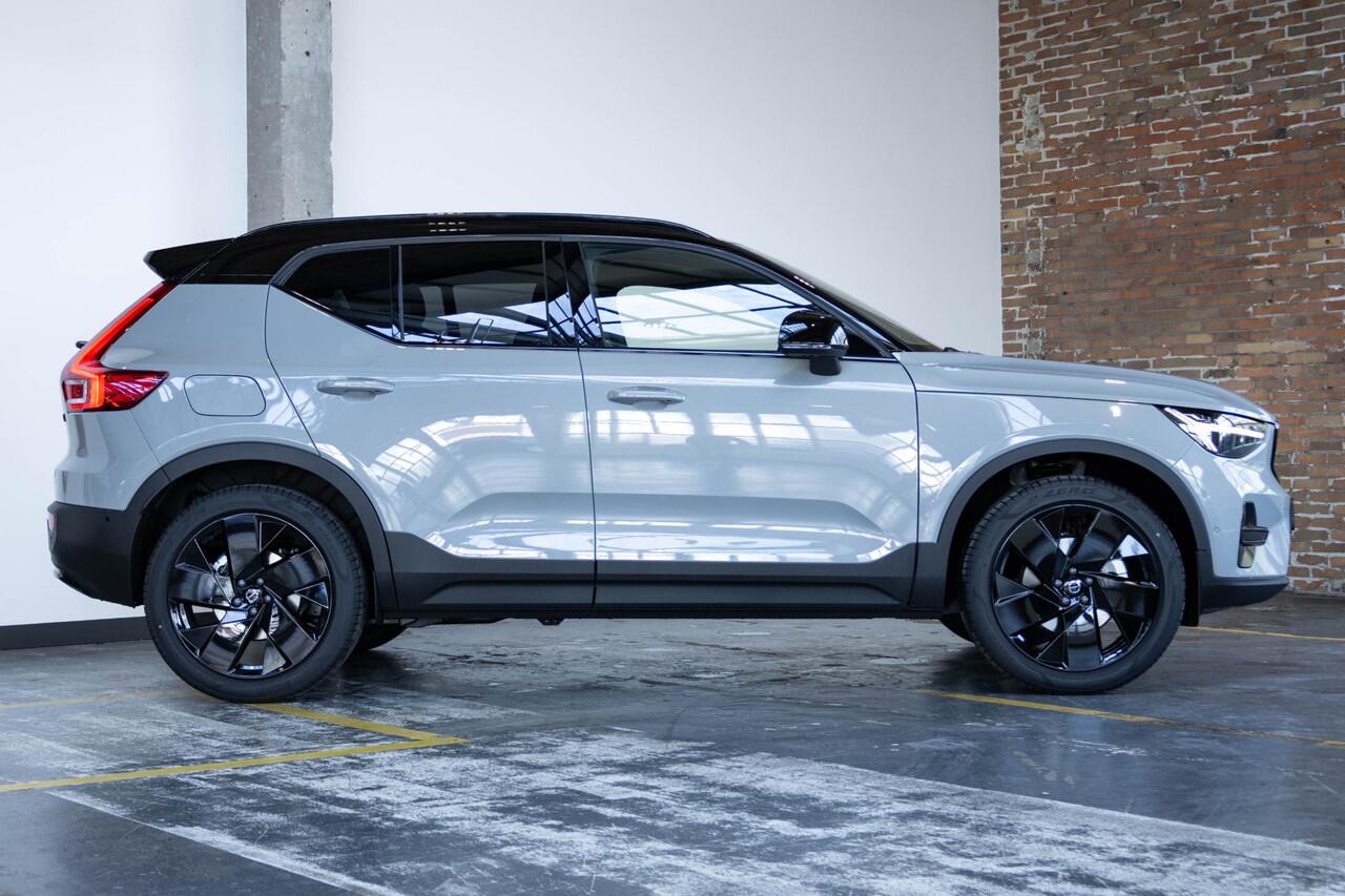 Volvo XC40 B4 Plus Black Edition | 360° Parkeercamera | Panorama dak | Semi-Elektrische Wegklapbare Trekhaak | Premium audio by Harman Kardon | Stoelverwarming | Parkeersensoren voor + achter | Google Infotainment | Stuurwielverwarming