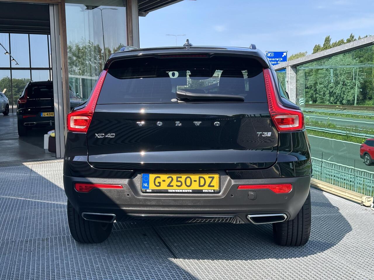 Volvo XC40 1.5 T3 R-Design Automaat, Panoramadak, Trekhaak semi elektrisch inklapbaar, Driver assist, BLIS, Intellisafe, Stoelverwarming, Stuurverwarming