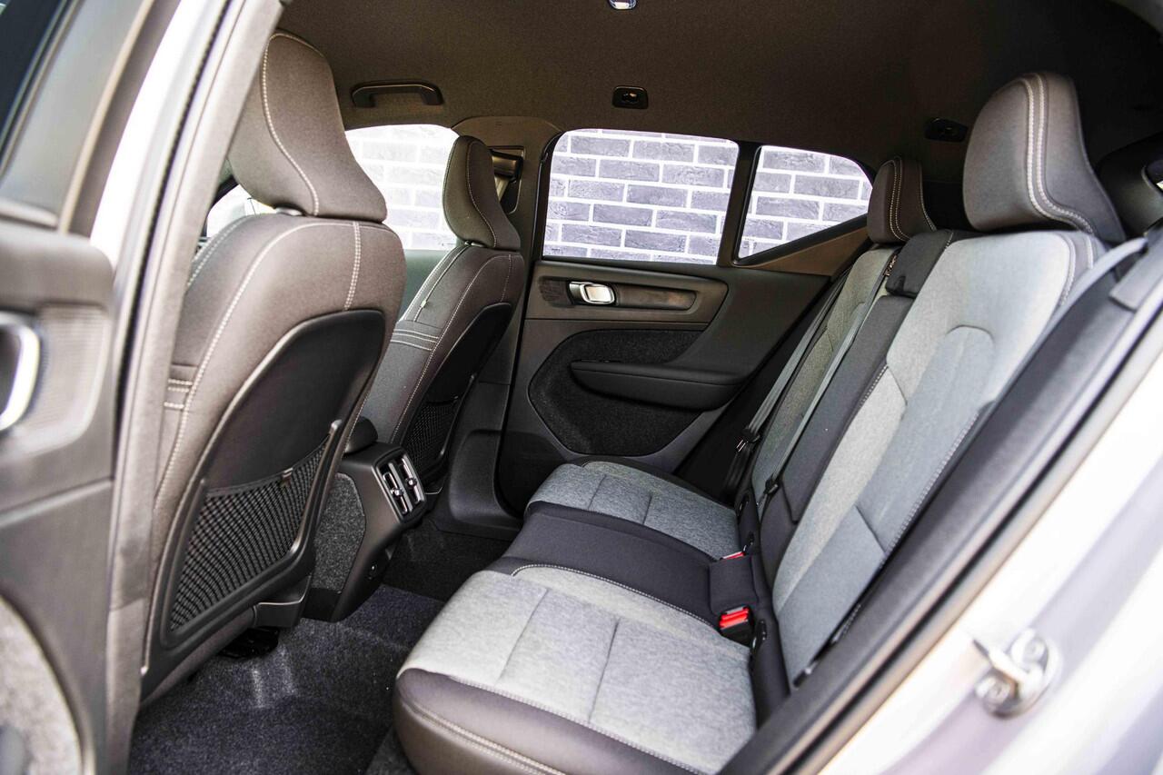 Volvo XC40 2.0 B3 Business Edition | Stoel en Stuurverwarming | Harman Kardon | Adaptieve Cruise Control | BLIS | Donker Glas |