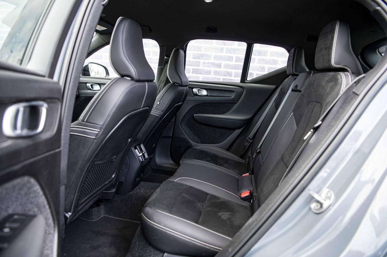 Volvo XC40 Recharge Plus 70 kWh | Adaptive Cruise Control | Dodehoek Detectie | SOH 95% | Stoel en Stuurverwarming | 20" | Nubuck Bekleding |