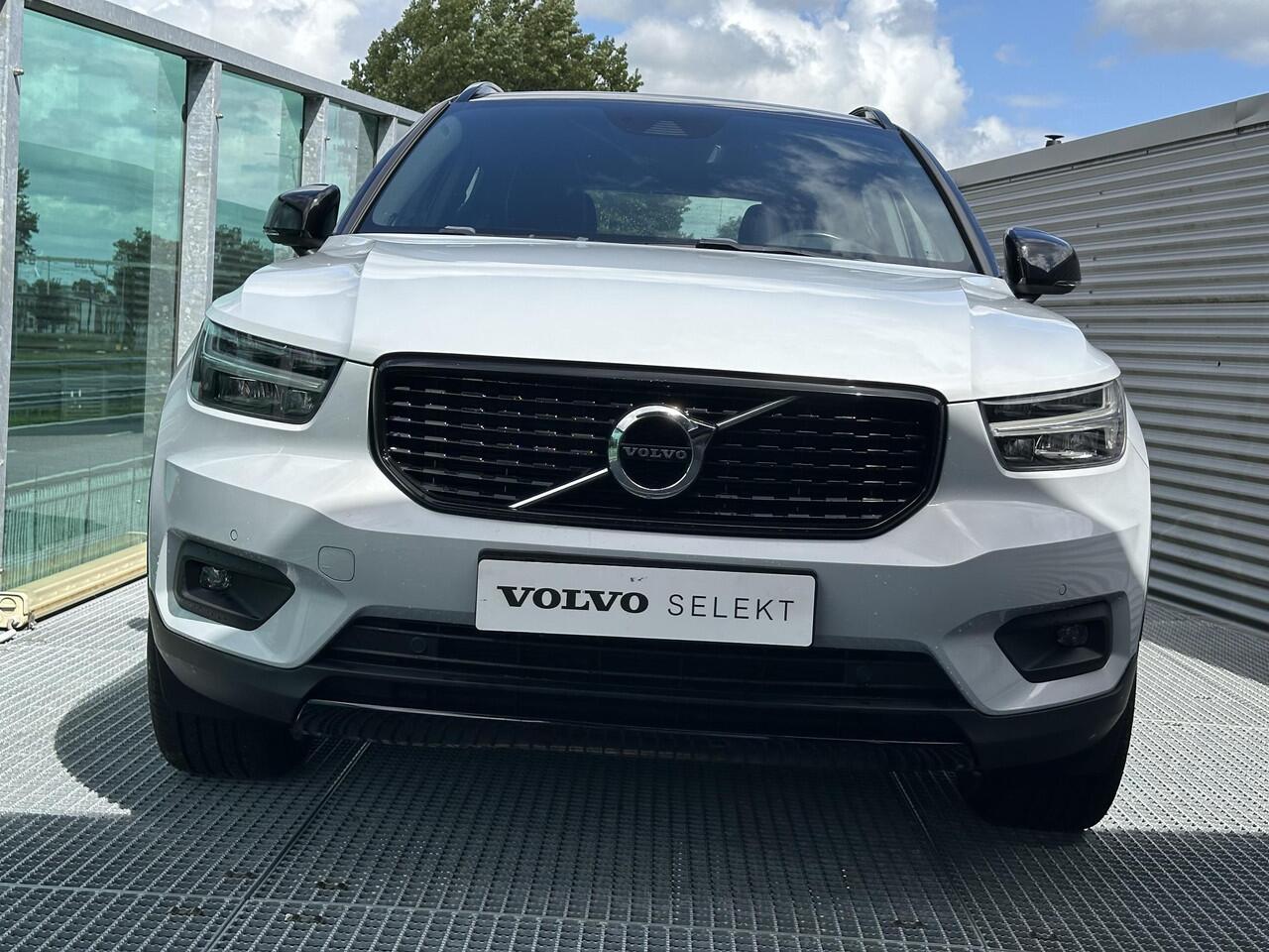 Volvo XC40 1.5 T2 R-Design Automaat / Camera achter / BLIS / Pilot assist / Nubuck bekleding / Carplay / Elek. bedienbare achterklep /