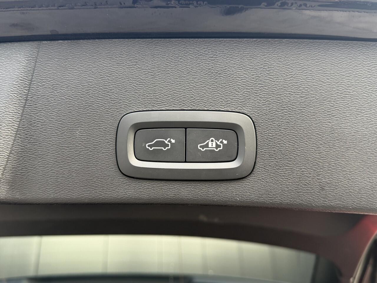 Volvo XC40 1.5 T4 Plug-in hybrid Plus Dark Panorama dak | Getint glas | Stoel en Stuurverwarming