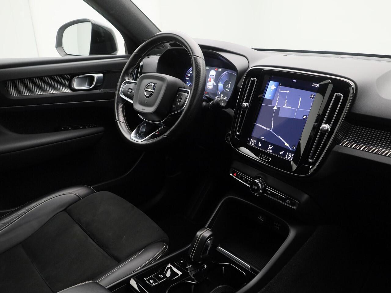 Volvo XC40 1.5 T4 Recharge R-Design | PANO | CAMERA | KEYLESS | STOEL- EN STUURVERW. | TREKHAAK