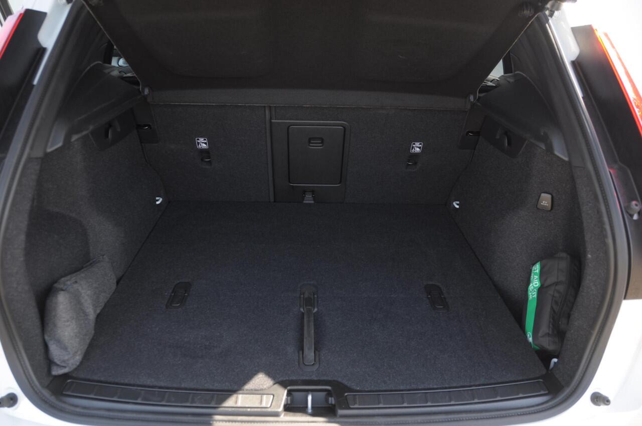 Volvo XC40 B4 211PK Automaat Plus Dark / Adaptive cruise control / Elektrische stoelen / Harman Kardon audio / Pilot assist / BLIS / Stoel en stuur verwarming / Elektrische achterklep / Parkeersensoren met camera / Google infotainment