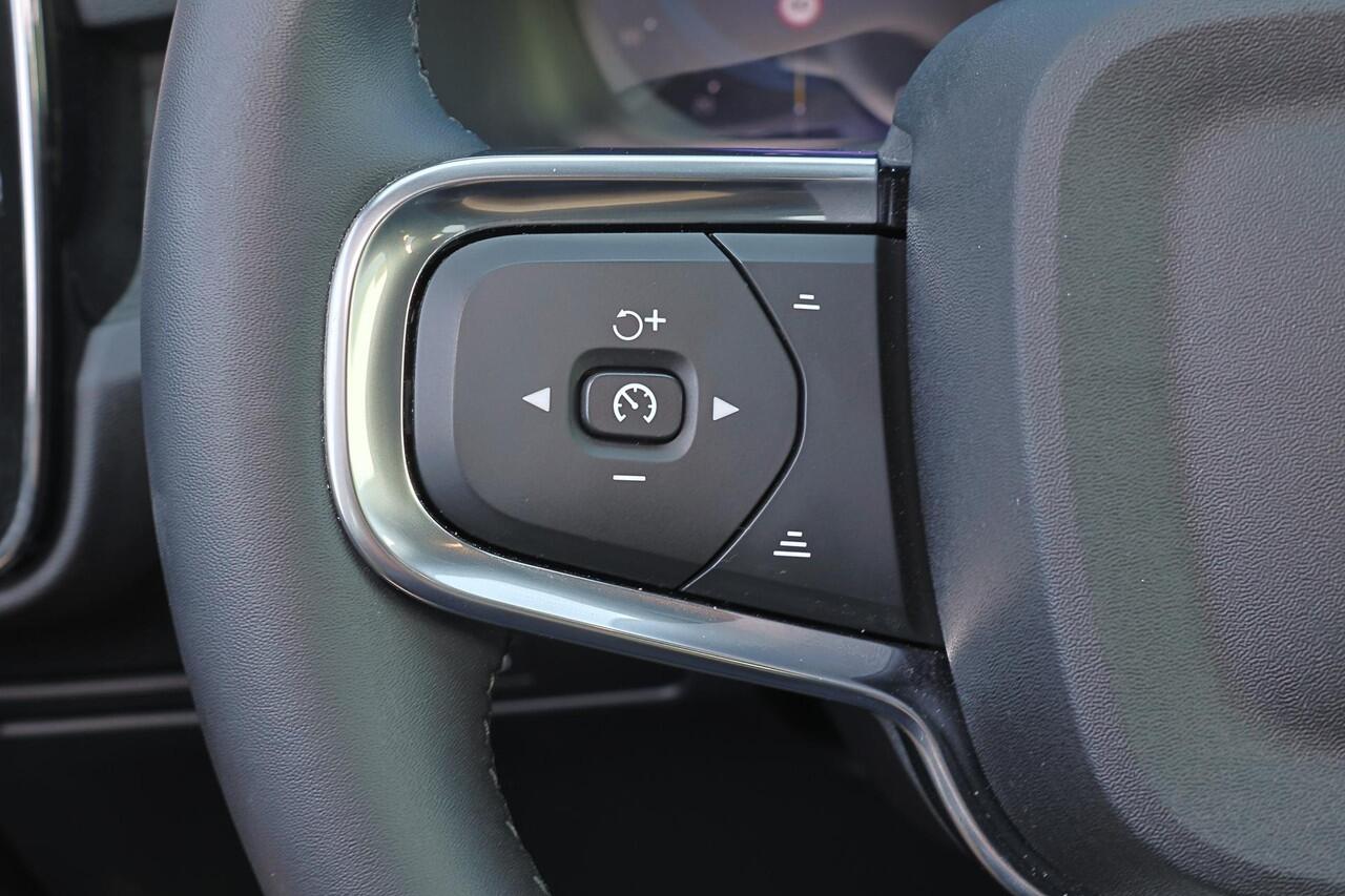 Volvo XC40 Extended Range Plus 82 kWh - IntelliSafe Assist & Surround - Parkeercamera achter - Verwarmde voorstoelen & stuur - Parkeersensoren voor & achter - Draadloze tel. lader - Warmtepomp - Elektr. inklapbare trekhaak - 19' LMV