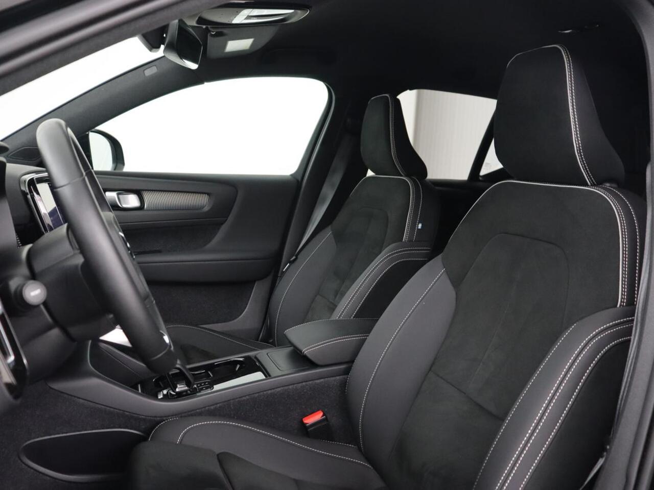 Volvo XC40 Recharge Plus | Trekhaak | Stoel & stuurverwarming | Warmtepomp | Adaptive cruise | Carplay | Navigatie | Camera | Leder/Alcantara | Full LED | DAB | Standkachel | Bluetooth | Climate control