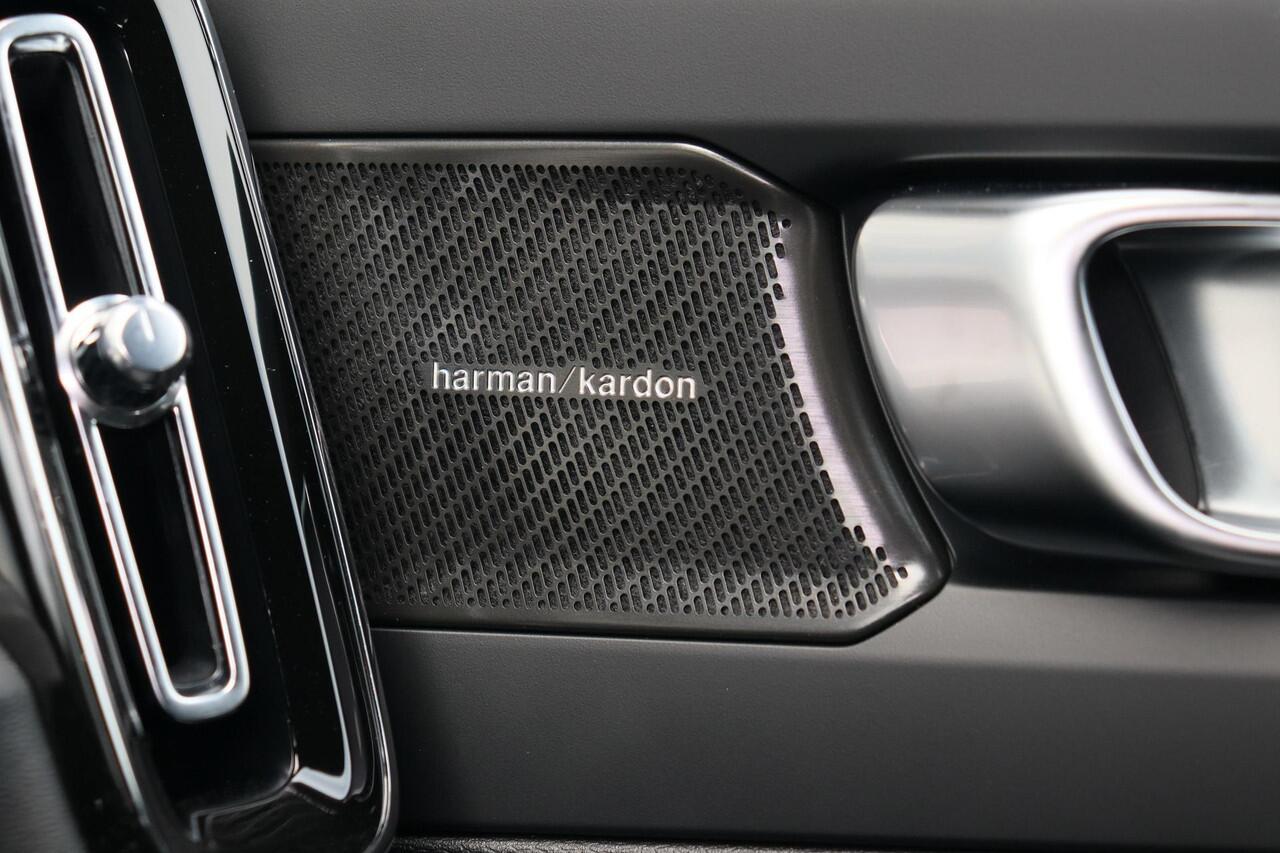 Volvo XC40 B4 Plus Dark - IntelliSafe Assist & Surround - Harman/Kardon audio - Parkeercamera achter - Verwarmde voorstoelen & stuur - Parkeersensoren voor & achter - Elektr. bedienb. voorstoelen met geheugen links - Draadloze tel. lader - 20' LMV