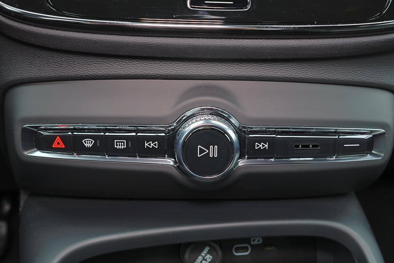 Volvo XC40 B4 Plus Dark - IntelliSafe Assist & Surround - Harman/Kardon audio - Parkeercamera achter - Verwarmde voorstoelen & stuur - Parkeersensoren voor & achter - Elektr. bedienb. voorstoelen met geheugen links - Draadloze tel. lader - Elektr. inklapbare trekhaa