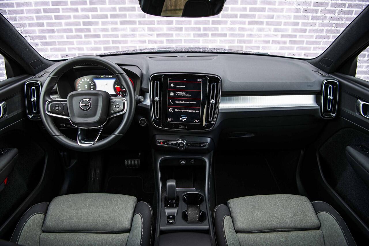 Volvo XC40 1.5 T4 Plug-in hybrid Core Bright | Lighting Pack | Park Assist Pack | Driver Assist | Getint Glas | Adaptive Cruise |