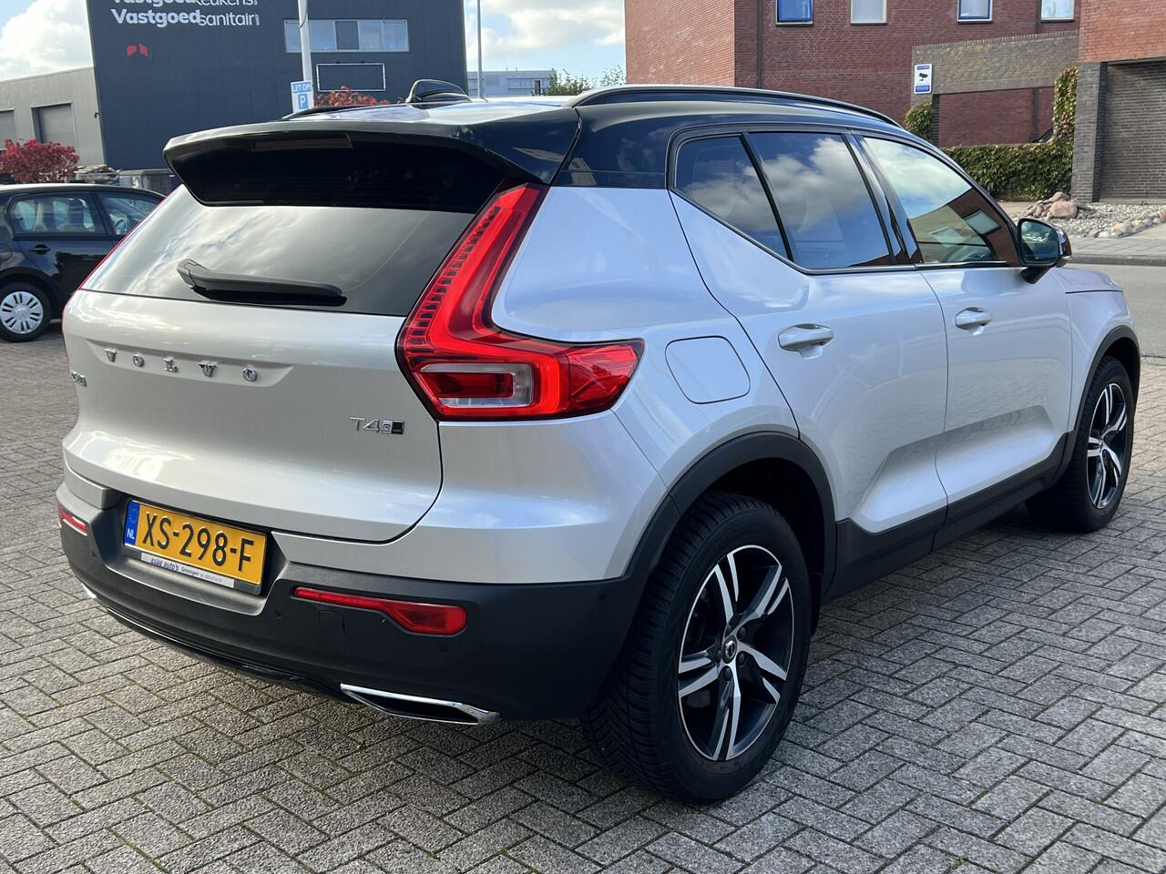 Volvo XC40 2.0 T4 Automaat 190 pk AWD R-Design Navigatie Trekhaak 2000 kg Panoramadak ACC Pilot Assist 360 Camera Vol Leder Elek stoelen Standkachel Apple Carplay Vol Opties NL Auto 4-WD