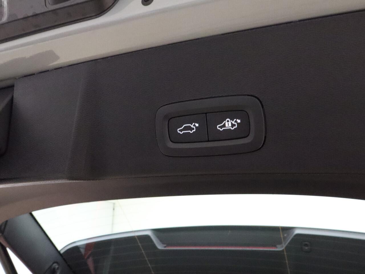 Volvo XC40 B4 211pk Plus Dark / Harman&Kardon / El. Trekhaak / El. Stoelen / Stoel + Stuurw. Verwarming / BLIS / ACC / PDC + CAM / Verw. Voorruit /