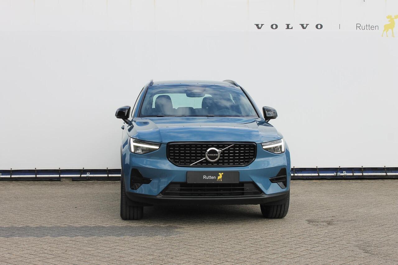 Volvo XC40 B4 211PK Automaat Plus Dark Google Infotainment / Semi elektrisch wegklapbare trekhaak / Verwarmbare voorruit / Harman Kardon Audio installatie / Elektrisch bedienbare voorstoelen