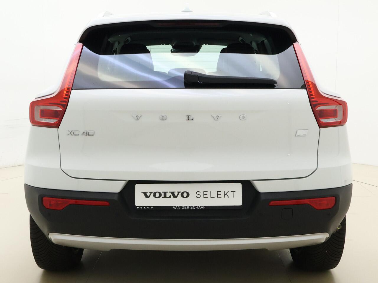 Volvo XC40 T4 211pk Inscription / Leder / BLIS / Adaptieve cruise / Stoel-Stuur verwarming / 19 inch / PDC camera.