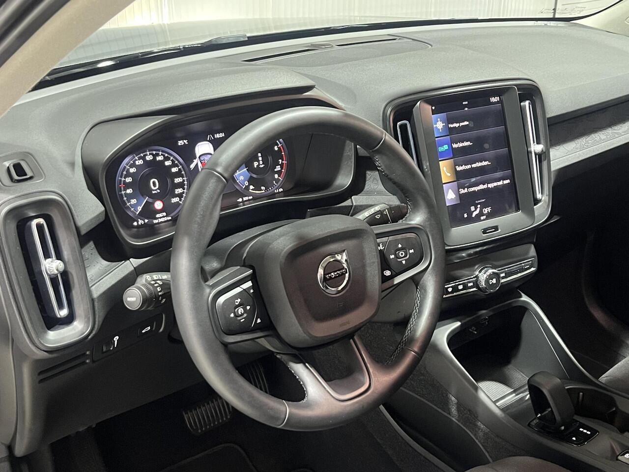 Volvo XC40 1.5 T2 Momentum | LED Koplampen | Parkeersensoren voor en achter | Camera | Navigatie | Dealer onderhouden |