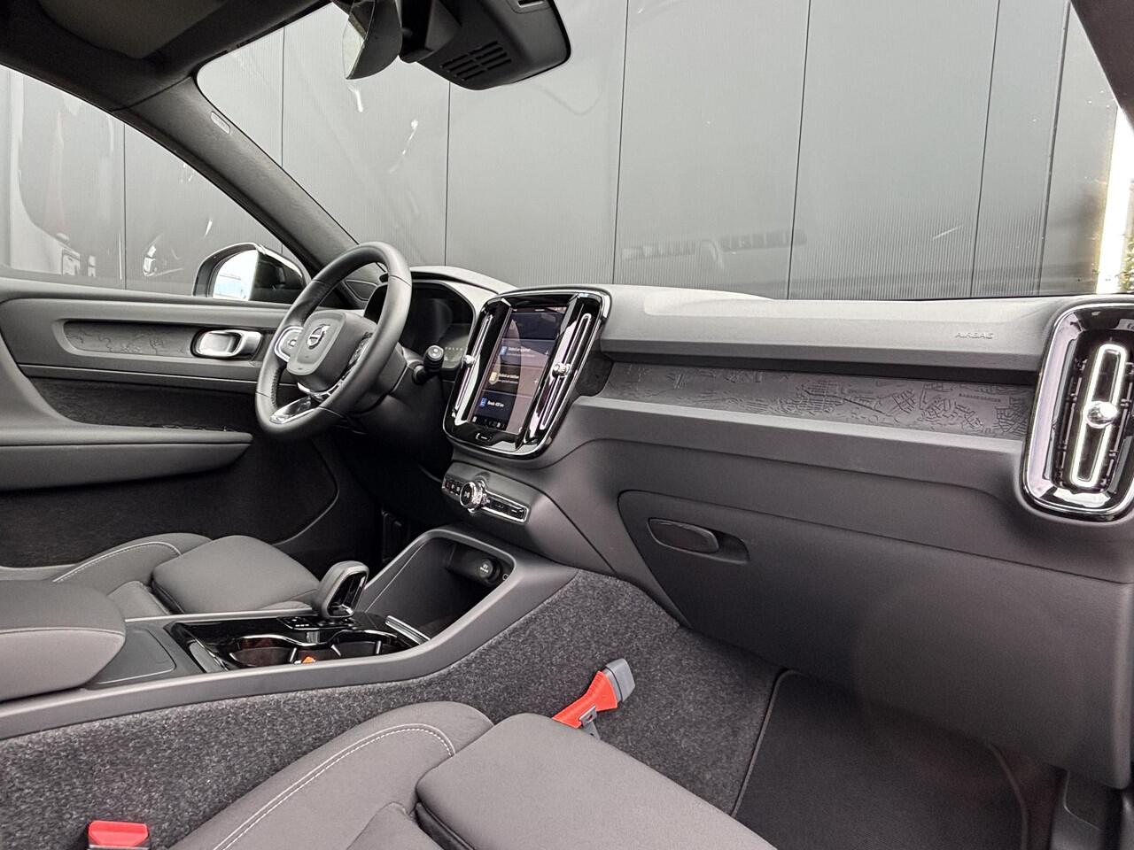 Volvo XC40 Single Motor Extended Range Plus 82 kWh Adapt. cruise Control / BLIS / Park assist camera achter / Trekhaak / Keyless drive / All season