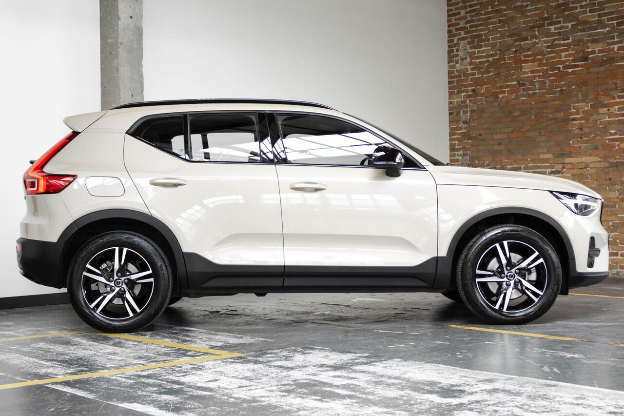 Volvo XC40 B4 Plus Dark | Verwarmde Voorstoelen+Stuurwiel | Verwarmde voorruit | Semi-Elektrische Trekhaak | Harman Kardon Premium Audio | Apple Carplay / Android Auto | Electrisch bedienbare voorstoelen | Google infotaiment