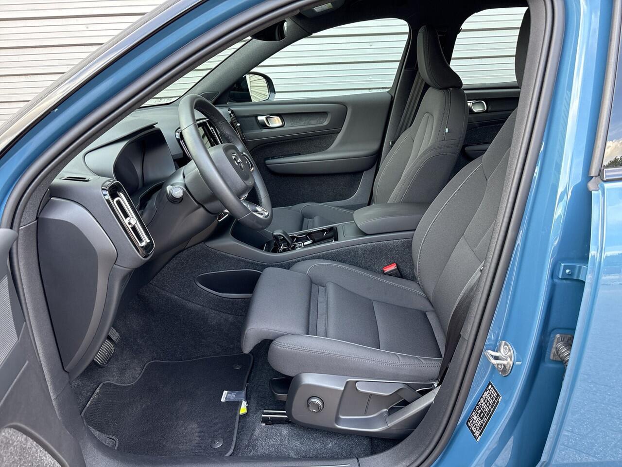 Volvo XC40 Extended Range Plus 82 kWh / Trekhaak / Achteruitrijcamera / Dodehoekdetectie / Stoelverwarming /