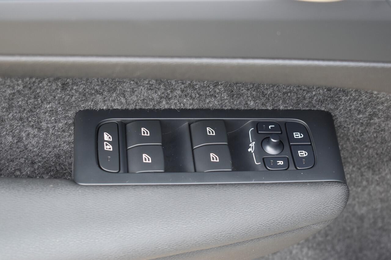 Volvo XC40 Extended Range Plus 82 kWh ACC | Pilot Assist | Stoel Stuur verwarming | Trekhaak | Key Less | 19 inch