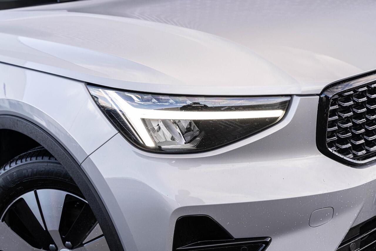 Volvo XC40 2.0 B4 Plus Dark | Trekhaak | Google | Dodehoekdetectie | Adaptieve Cruise Control | Stoel + stuurverwarming | 19" LM | Verwarmbare voorruit |