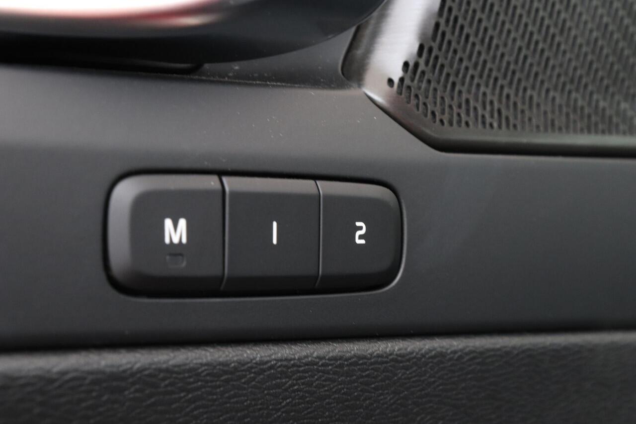 Volvo XC40 B4 (M-HYBRID) PLUS DARK -CAMERA|ADAP.CRUISE|VERW.VOORRUIT|TREKHAAK|HARMAN/KARDON