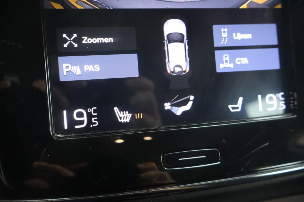 Volvo XC40 1.5 T3 R-Design | Stoelverwarming | Camera | Clima