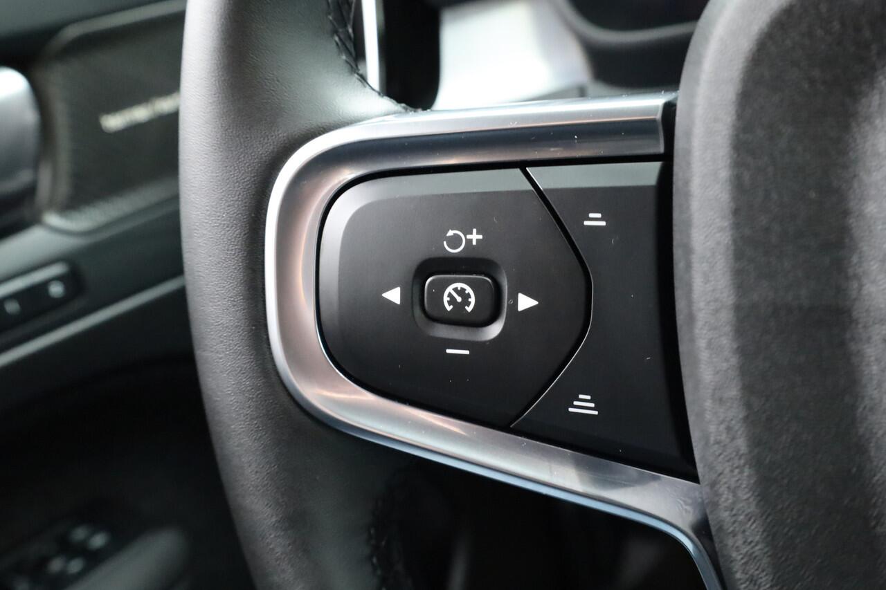 Volvo XC40 2.0 B3 Black Edition | Adapt. Cruise | Dodehoek | 360cam | CarPlay | Harman Kardon