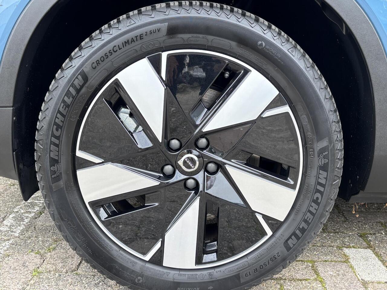 Volvo XC40 Single Motor Extended Range Plus 82 kWh Adapt. cruise Control / BLIS / Park assist camera achter / Trekhaak / Keyless drive / All season